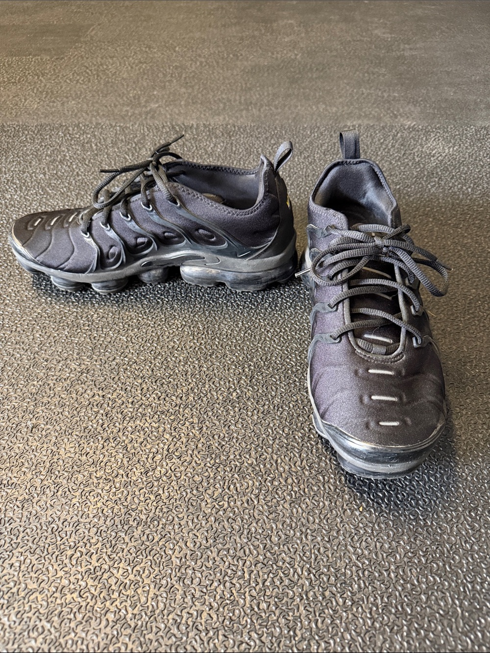 Nike AirMax, Air Vapormax Plus - Men's Black Athletic Sneakers - Picture 2 of 3